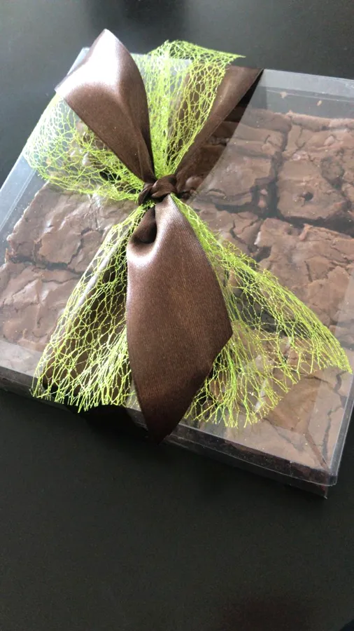 Caja de brownies con moño lista para entregar