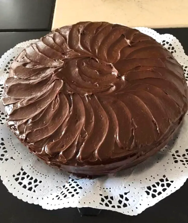 Pastel de chocolate con betún de chocolate en espiral