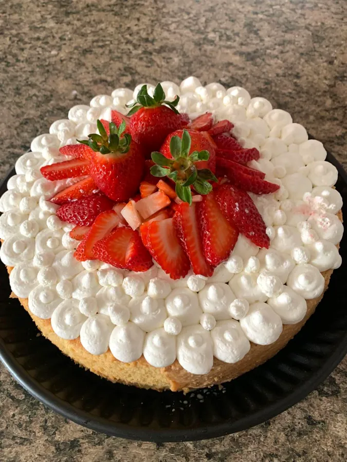 Pastel tres leches con crema batida y fresas frescas